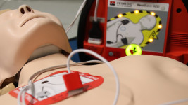 defibrilator first-aid-4089599 1280